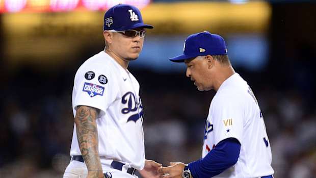 Dave Roberts y Julio Urías conversando